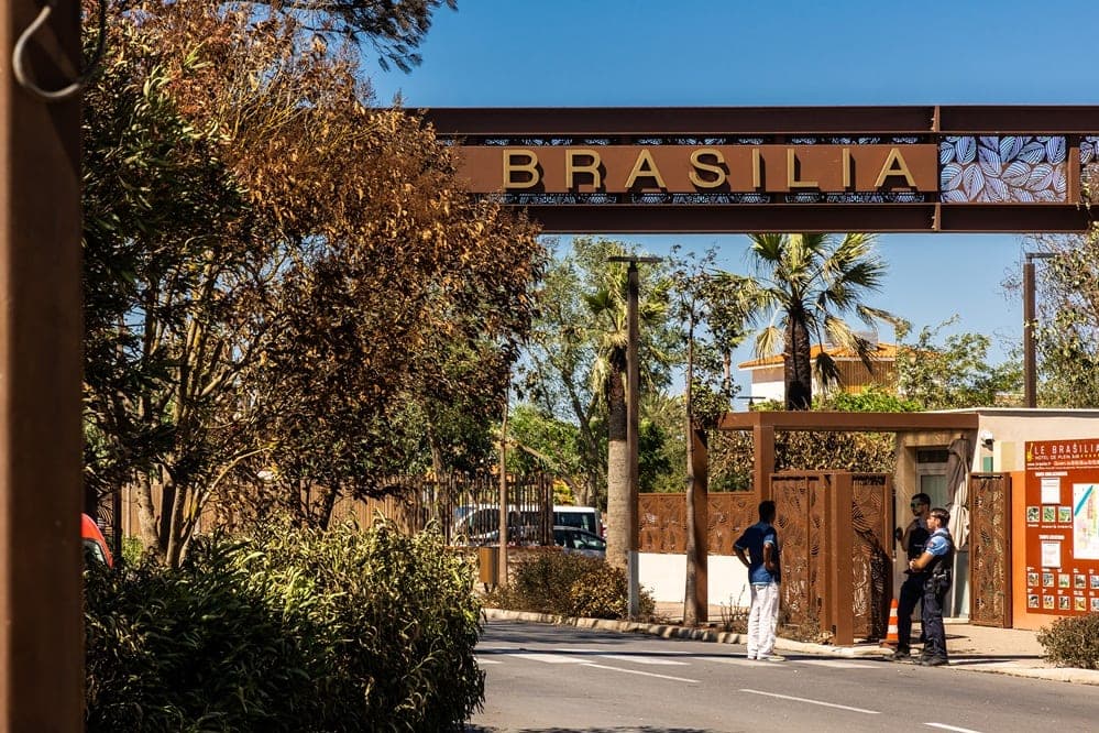 l'entrée du camping « Le Brasilia », au lendemain d'un incendie, à Canet-en-Roussillon, dans le sud de la France, le 3 juillet 2026.