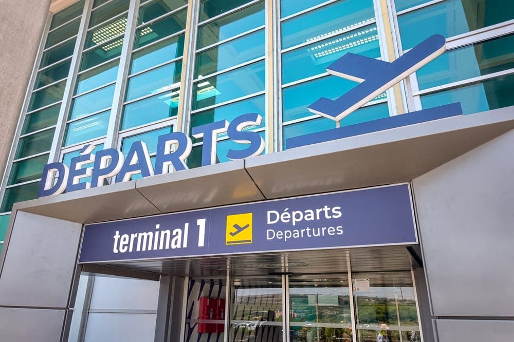 L'entrée du terminal 1 des vols au départ de l'aéroport Marseille Provence à Marignane.
