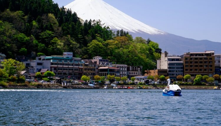 Japon : à peine installée, la bâche anti-Mont Fuji déjà vandalisée