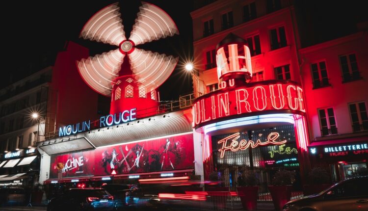Paris : le Moulin Rouge retrouve ses ailes