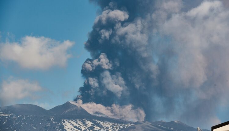 Italie : l’éruption de l’Etna provoque la fermeture de l’aéroport de Catane