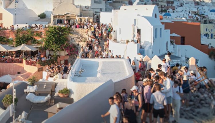 Croisières : Santorin, "l'île Instagram", prévoit une jauge en 2025