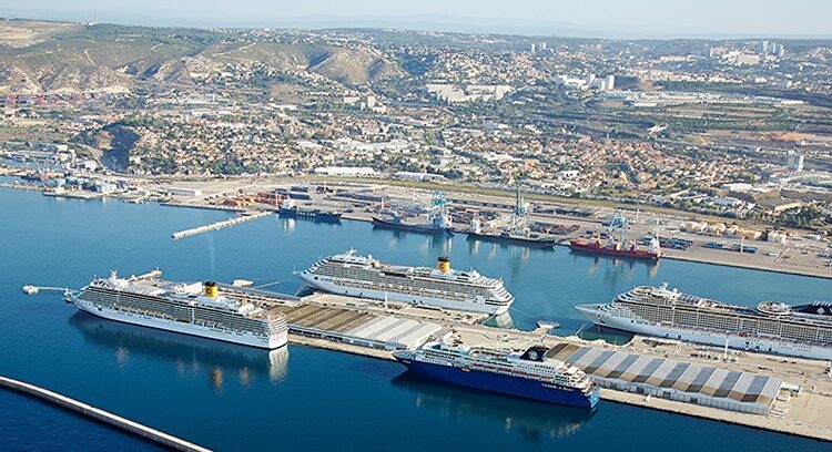 A Marseille, une grande action de blocage en mer contre la "pollution" des navires de croisières